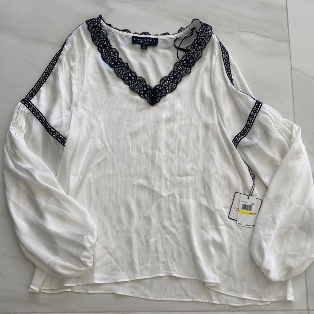 ⭐️CLEARANCE⭐️ NWT Laundry by Shelli Segal medium white and black blouse
